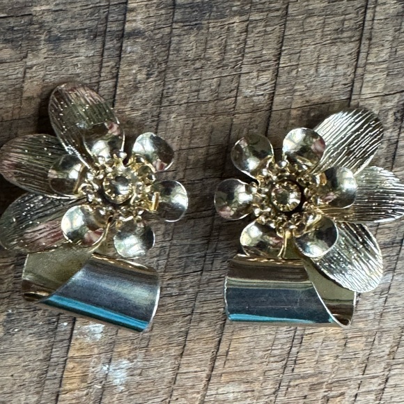 no brand Jewelry - Vintage Gold-Tone Floral Clip-On Earrings